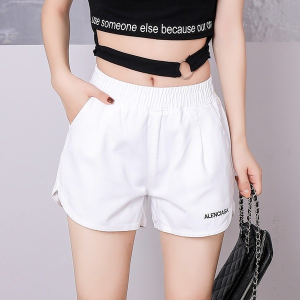 Mūsdienīgi sieviešu šorti ar augstu vidukli un uzrakstu