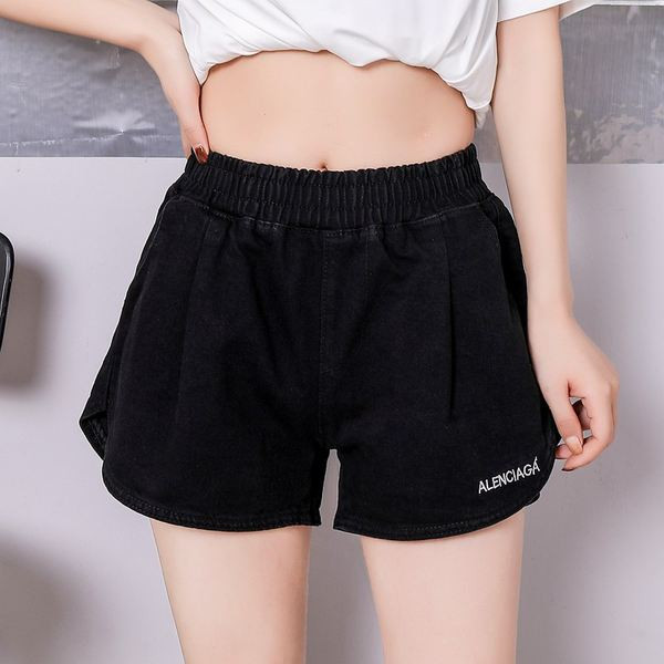 Mūsdienīgi sieviešu šorti ar augstu vidukli un uzrakstu