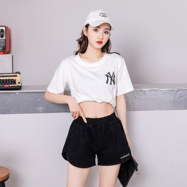 Mūsdienīgi sieviešu šorti ar augstu vidukli un uzrakstu