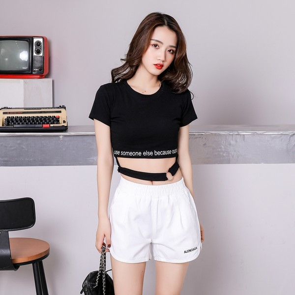Mūsdienīgi sieviešu šorti ar augstu vidukli un uzrakstu