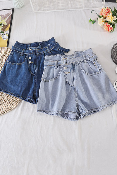 Sieviešu džinsa šorti ar jostu un kabatām