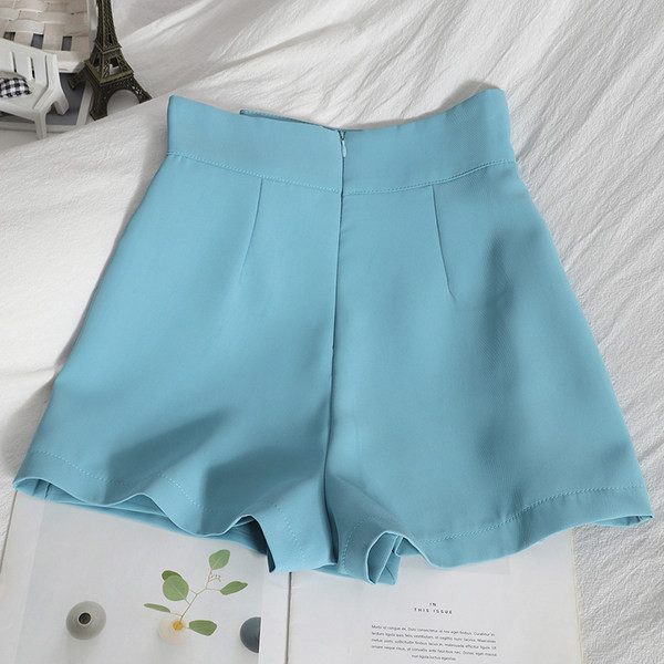 Sieviešu moderni šorti ar augstu vidukli un pogām