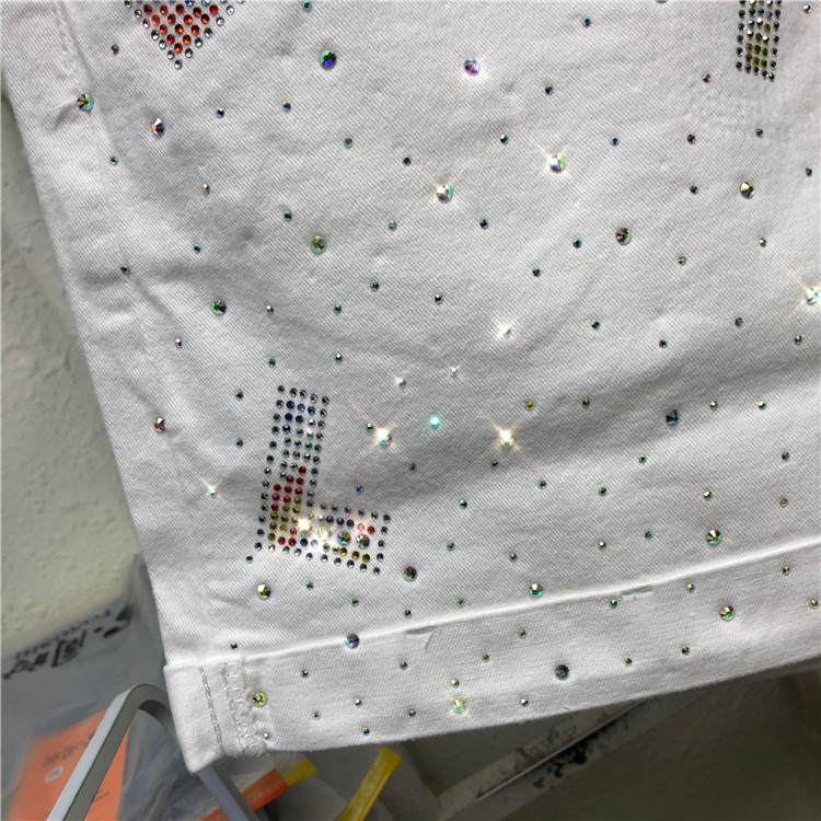 Aktuāli sieviešu šorti ar augstu vidukli un dekoratīviem akmeņiem