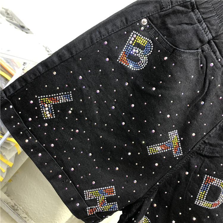 Aktuāli sieviešu šorti ar augstu vidukli un dekoratīviem akmeņiem