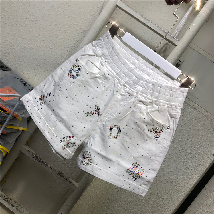 Aktuāli sieviešu šorti ar augstu vidukli un dekoratīviem akmeņiem