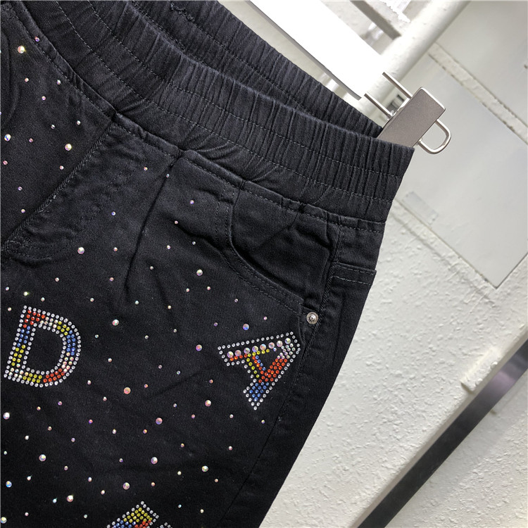 Aktuāli sieviešu šorti ar augstu vidukli un dekoratīviem akmeņiem