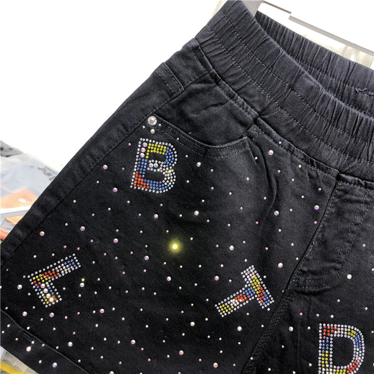 Aktuāli sieviešu šorti ar augstu vidukli un dekoratīviem akmeņiem