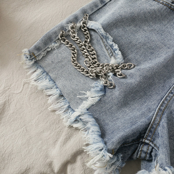 Sieviešu džinsa šorti ar metāla ķēdītēm