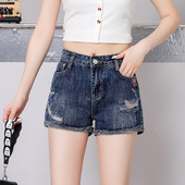 Aktuāli džinsa šorti ar saplēstiem motīviem