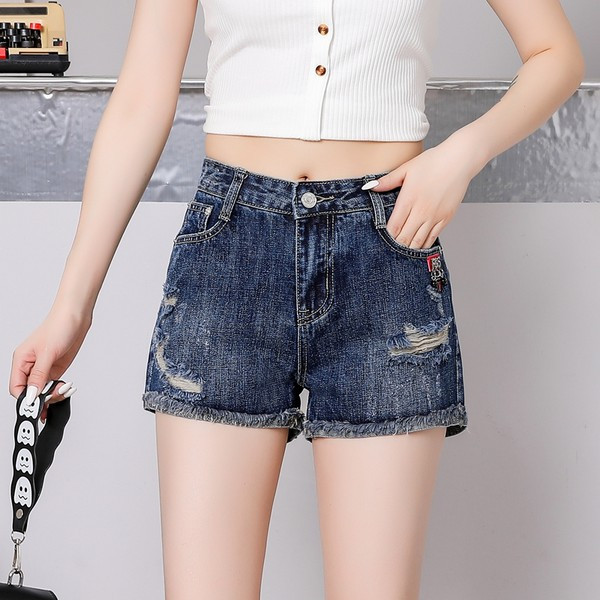 Aktuāli džinsa šorti ar saplēstiem motīviem