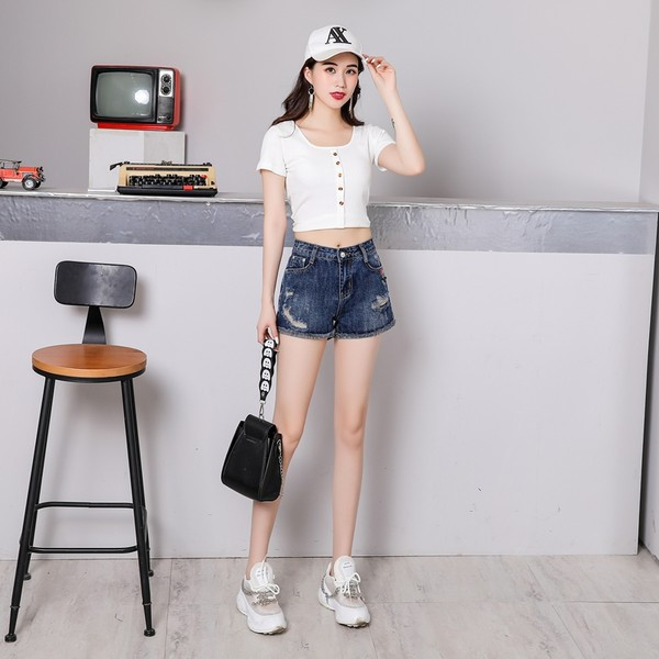 Aktuāli džinsa šorti ar saplēstiem motīviem