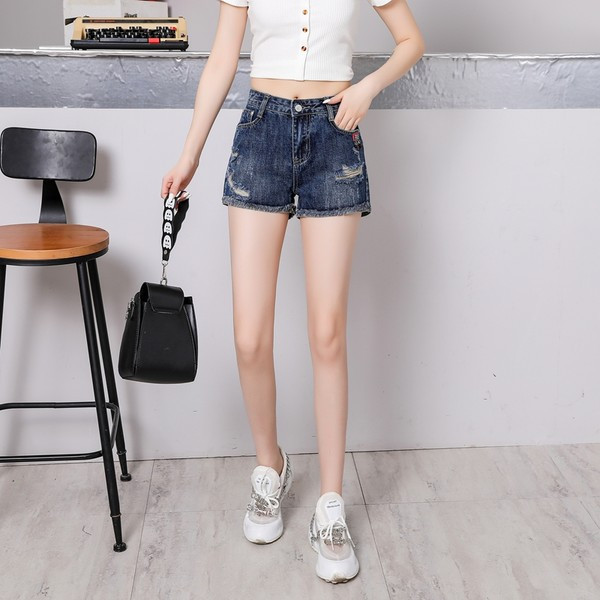 Aktuāli džinsa šorti ar saplēstiem motīviem