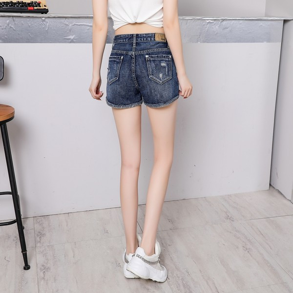 Aktuāli džinsa šorti ar saplēstiem motīviem