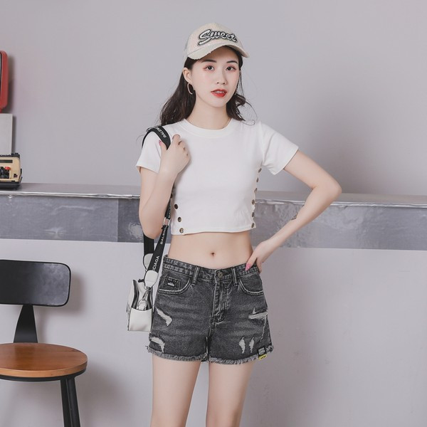 Sieviešu ikdienas šorti ar saplēstiem motīviem