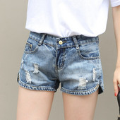 Sieviešu īsi moderni džinsi ar saplēstiem motīviem