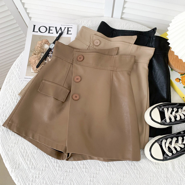 Moderni īsi sieviešu svārki-bikses ar pogām