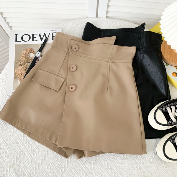 Moderni īsi sieviešu svārki-bikses ar pogām