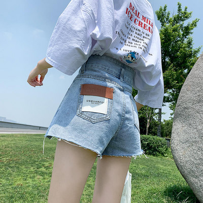 Sieviešu šorti ar augstu vidukli un uzrakstu uz kabatas