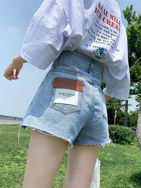 Sieviešu šorti ar augstu vidukli un uzrakstu uz kabatas