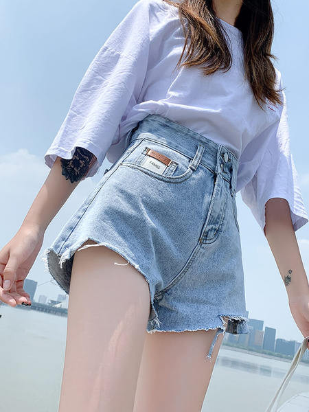 Sieviešu šorti ar augstu vidukli un uzrakstu uz kabatas