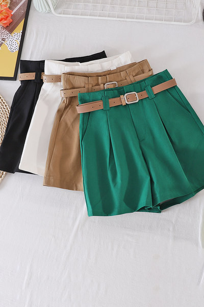 Pantaloni scurti dama - model larg cu buzunare