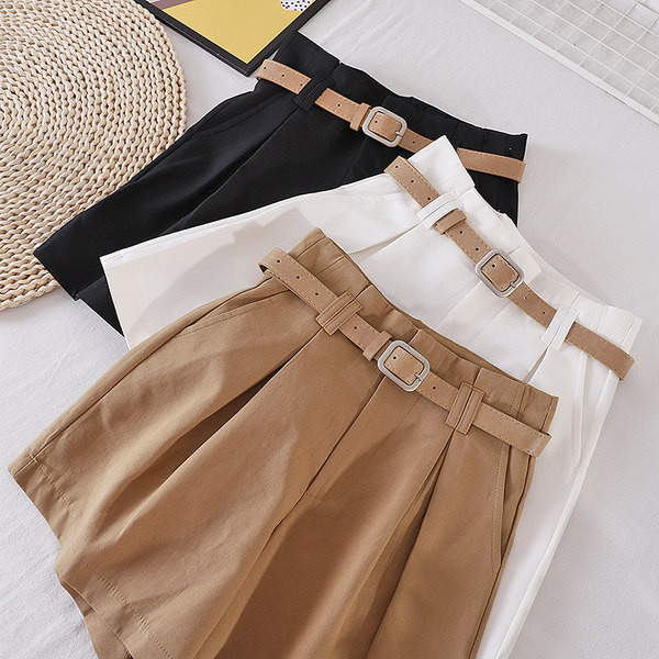 Pantaloni scurti dama - model larg cu buzunare