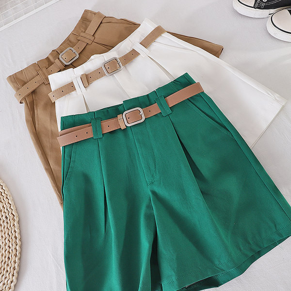 Pantaloni scurti dama - model larg cu buzunare