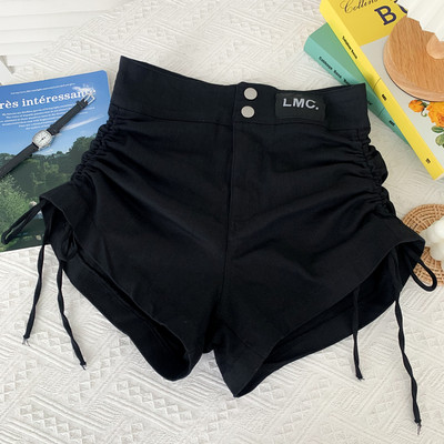 Jauns sieviešu šortu modelis ar saitēm baltā un melnā krāsā