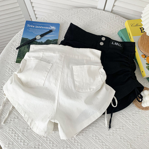 Jauns sieviešu šortu modelis ar saitēm baltā un melnā krāsā