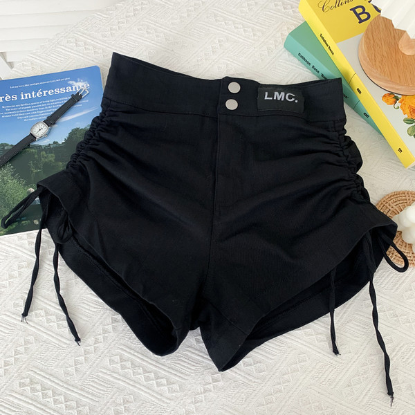 Jauns sieviešu šortu modelis ar saitēm baltā un melnā krāsā