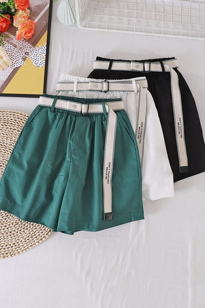 Jauns sieviešu šortu modelis ar jostu un augstu vidukli