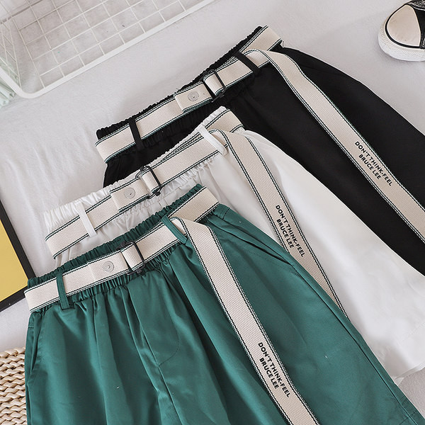 Jauns sieviešu šortu modelis ar jostu un augstu vidukli