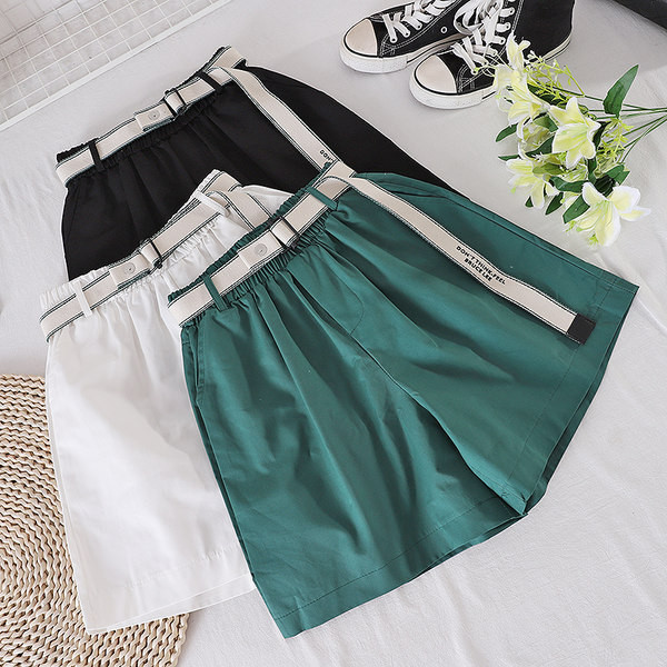 Jauns sieviešu šortu modelis ar jostu un augstu vidukli