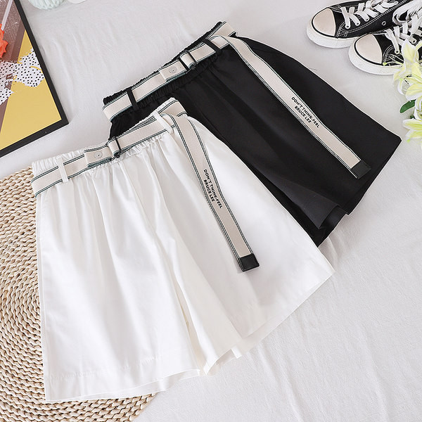 Jauns sieviešu šortu modelis ar jostu un augstu vidukli