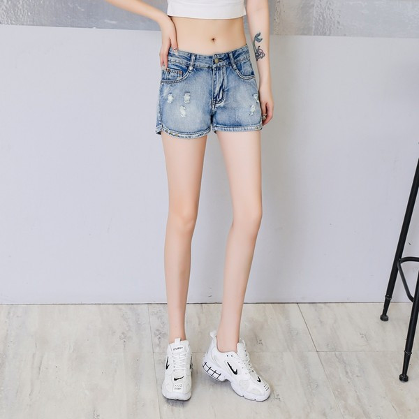 Mūsdienīgi sieviešu džinsi ar saplēstiem motīviem