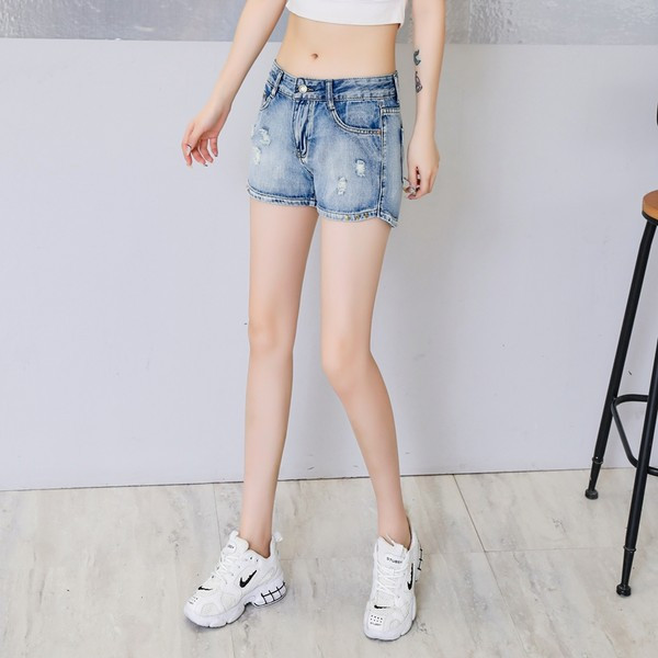 Mūsdienīgi sieviešu džinsi ar saplēstiem motīviem