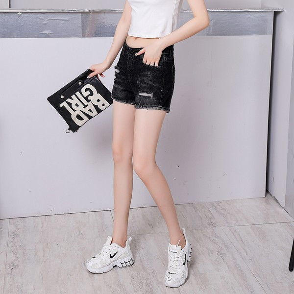 Sieviešu moderni šorti ar augstu vidukli un saplēstiem motīviem