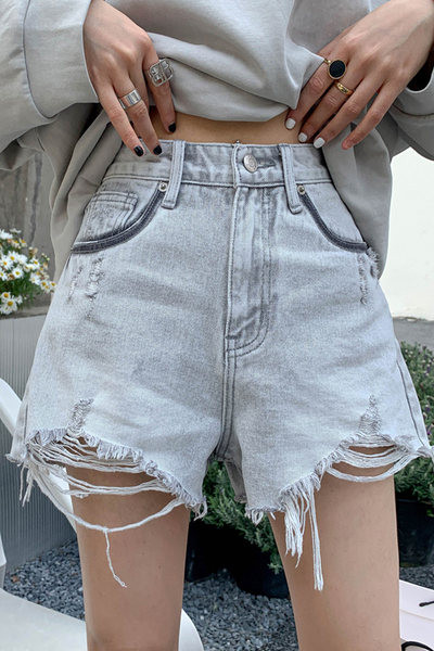 Īsi džinsi ar augstu vidukli un saplēstiem motīviem - sievietēm