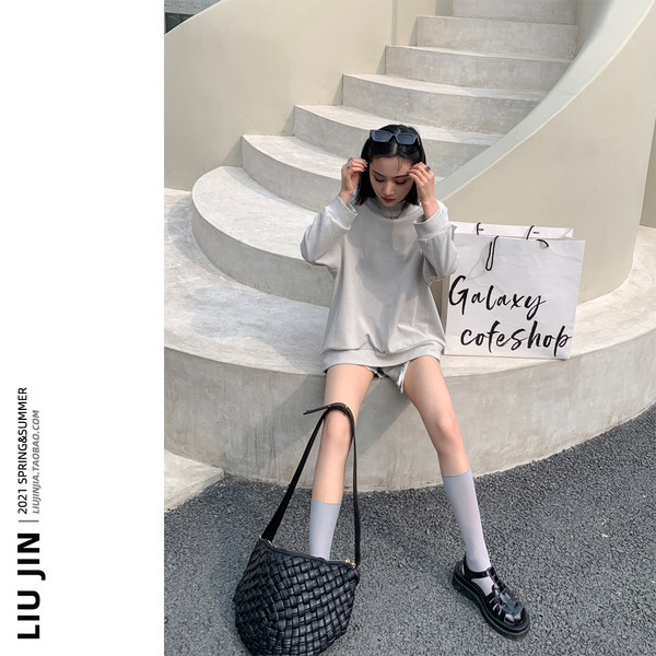 Īsi džinsi ar augstu vidukli un saplēstiem motīviem - sievietēm