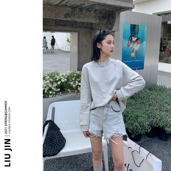 Īsi džinsi ar augstu vidukli un saplēstiem motīviem - sievietēm