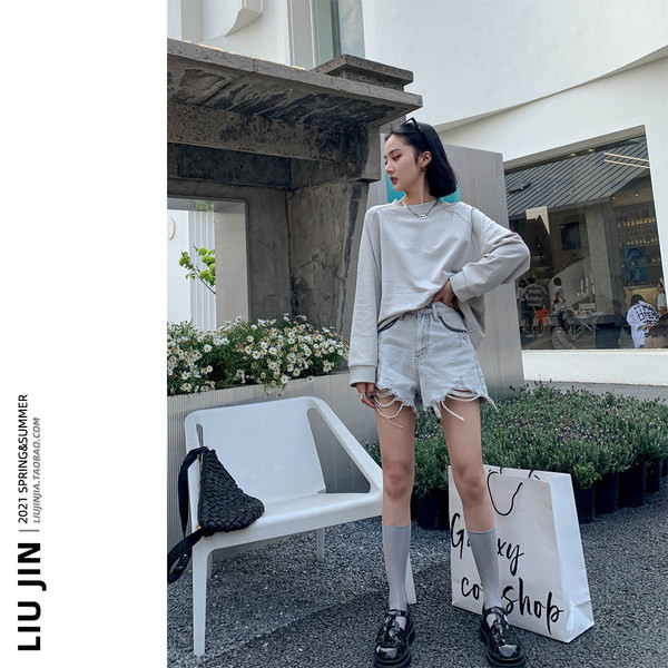 Īsi džinsi ar augstu vidukli un saplēstiem motīviem - sievietēm