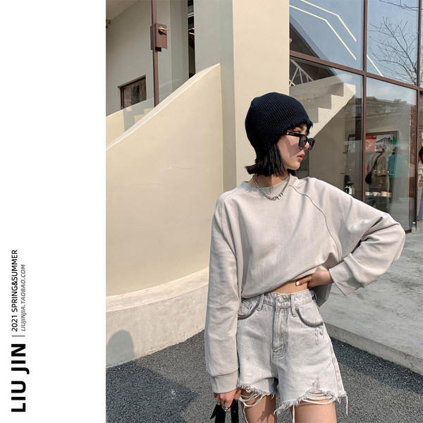 Īsi džinsi ar augstu vidukli un saplēstiem motīviem - sievietēm