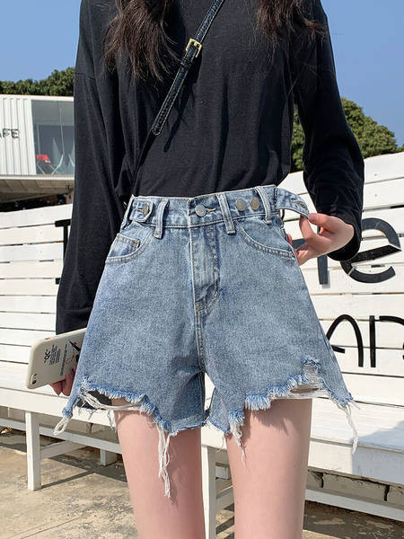 Sieviešu ikdienas šorti ar augstu vidukli un saplēstiem motīviem