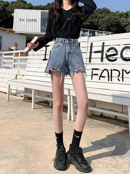 Sieviešu ikdienas šorti ar augstu vidukli un saplēstiem motīviem