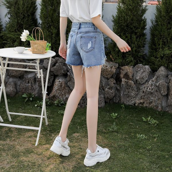 Moderni sieviešu šorti ar saplēstiem motīviem un augstu vidukli