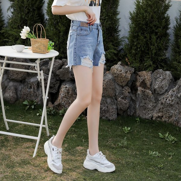 Moderni sieviešu šorti ar saplēstiem motīviem un augstu vidukli