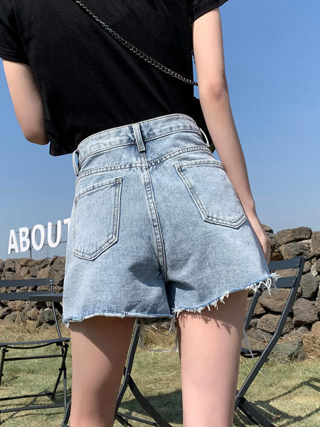 Pantaloni scurți de damă din denim cu inscripție