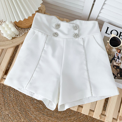 Jauns sieviešu šortu modelis ar pogām baltā un melnā krāsā