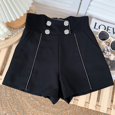 Jauns sieviešu šortu modelis ar pogām baltā un melnā krāsā