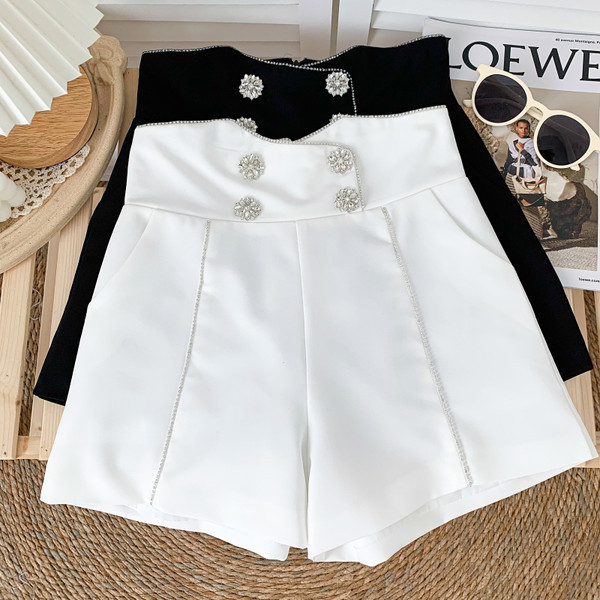 Jauns sieviešu šortu modelis ar pogām baltā un melnā krāsā